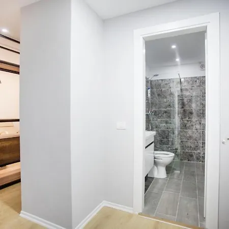 アパート 4br Penthouse & Bbq Terrace At Blloku -