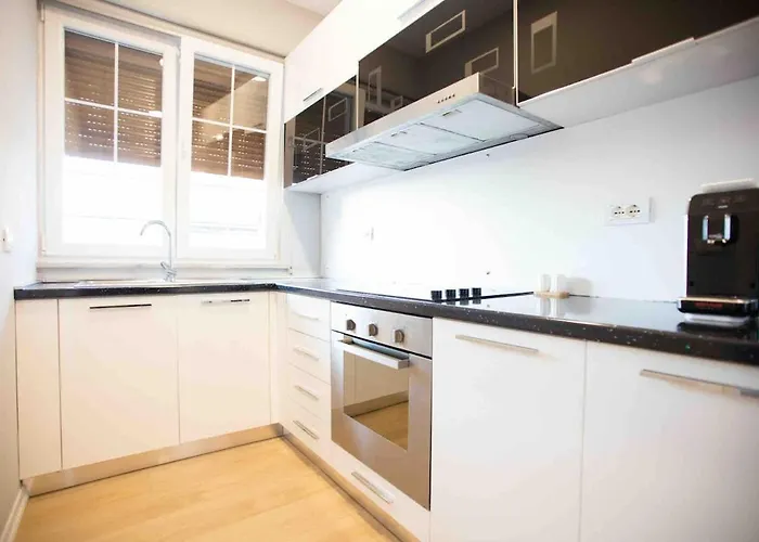 4br Penthouse & Bbq Terrace At Blloku - Lejlighed Tirana